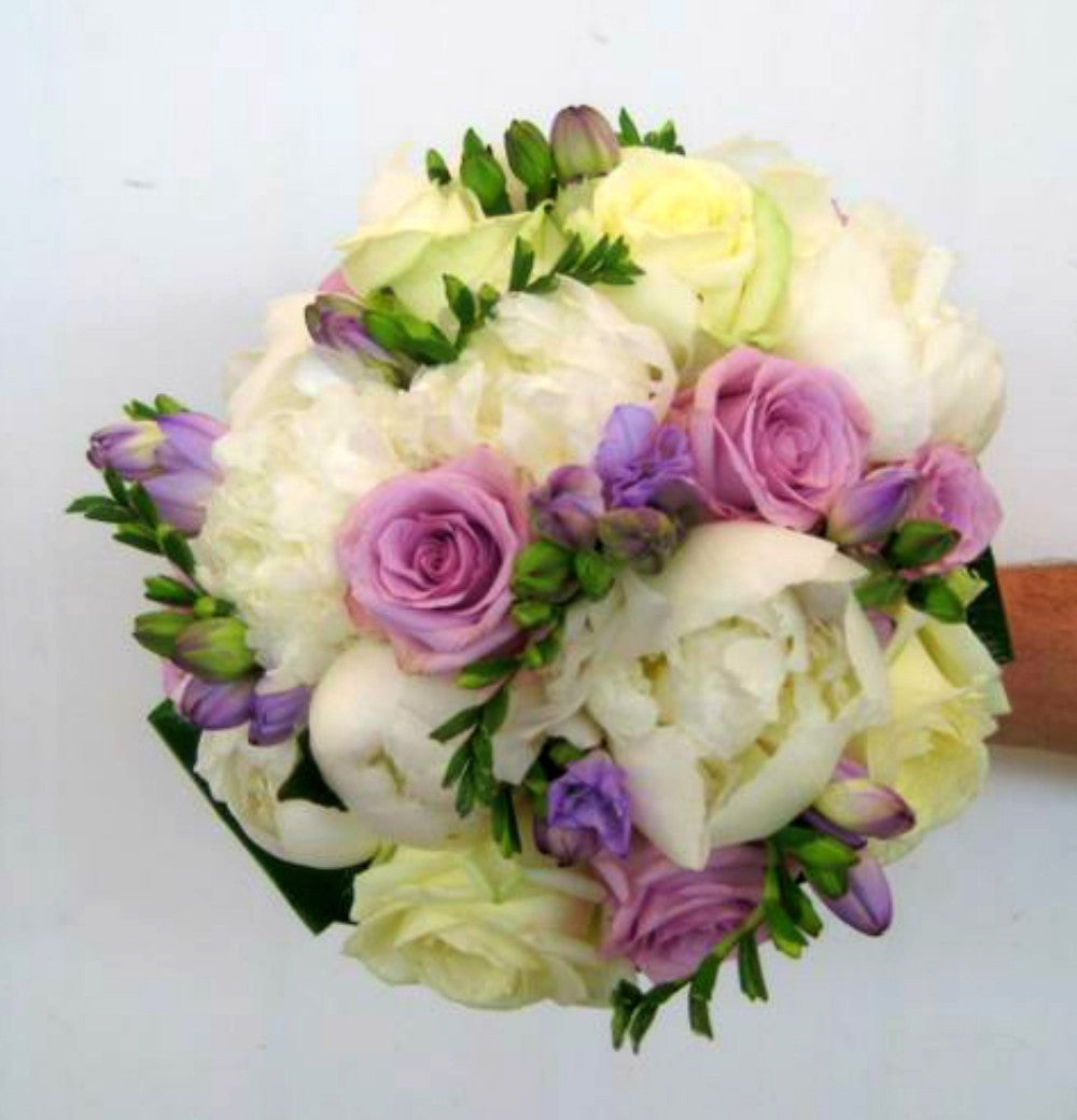 Buchet de mireasa din bujori, trandafiri si frezii