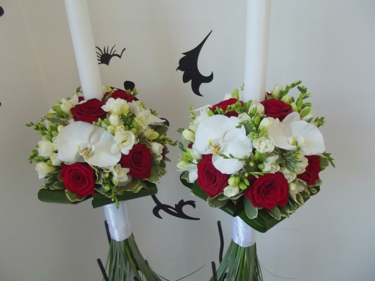 Lumanari cununie cu trandafiri rosii, frezii si orhidee phalaenopsis