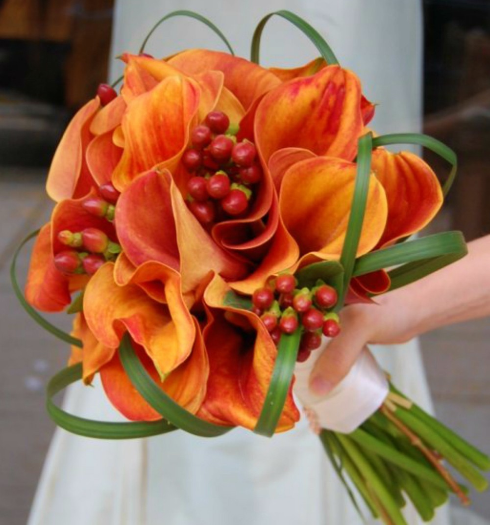 Buchet de mireasa din cale mango si hypericum