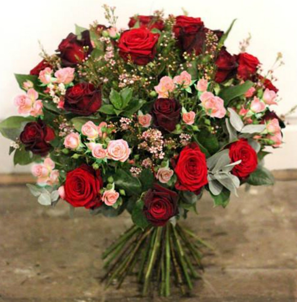 Buchet de oferit din trandafiri, minirose si wax flowers