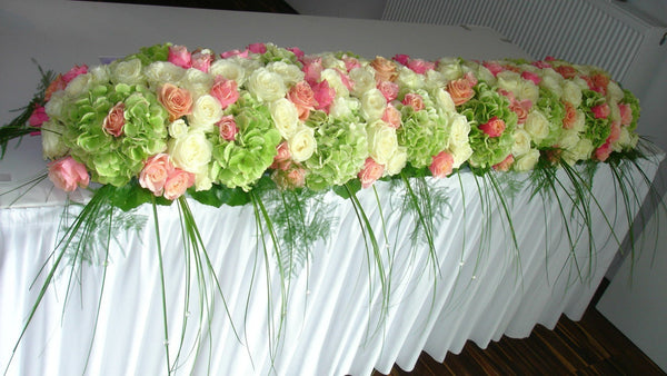 Aranjament de prezidiu impresionant cu hortensii si trandafiri