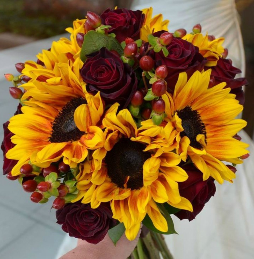 Buchet de mireasa din trandafiri, hypericum si floarea soarelui