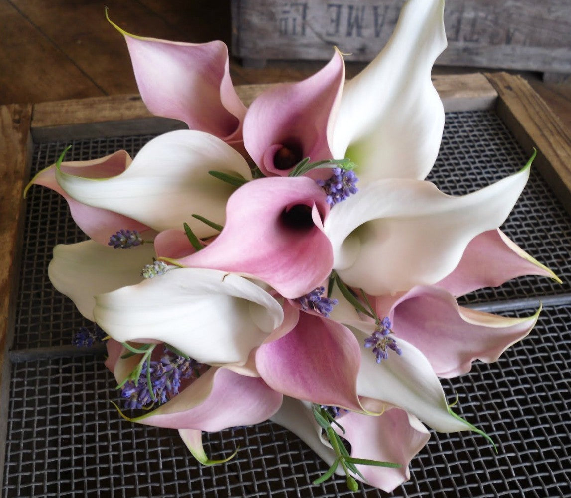 Buchet de mireasa din cale si lavanda