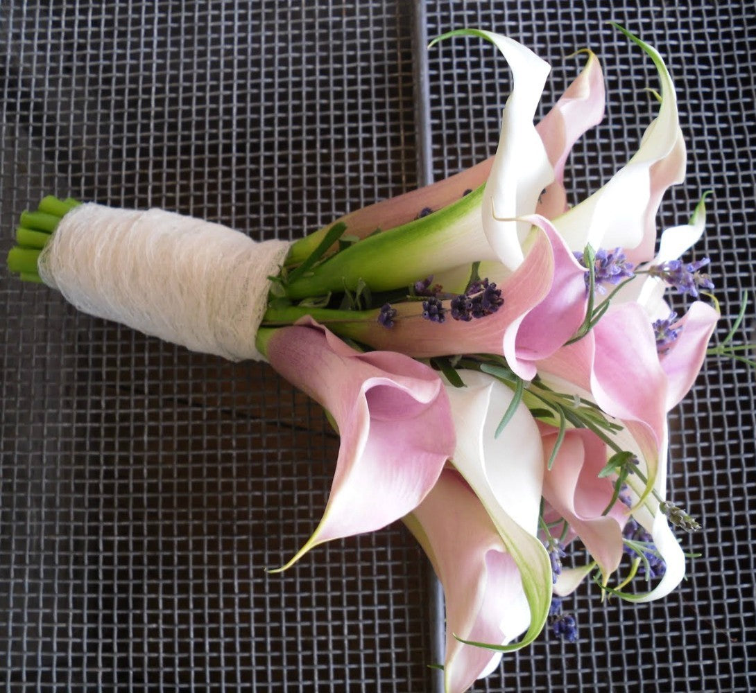 Buchet de mireasa din cale si lavanda