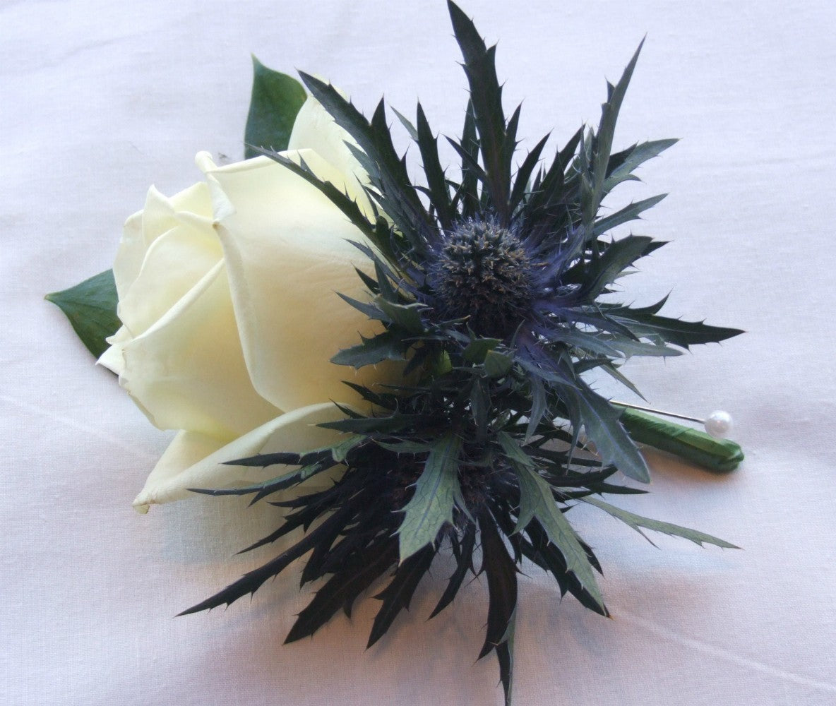 Cocarde naturale cu trandafiri si eryngium