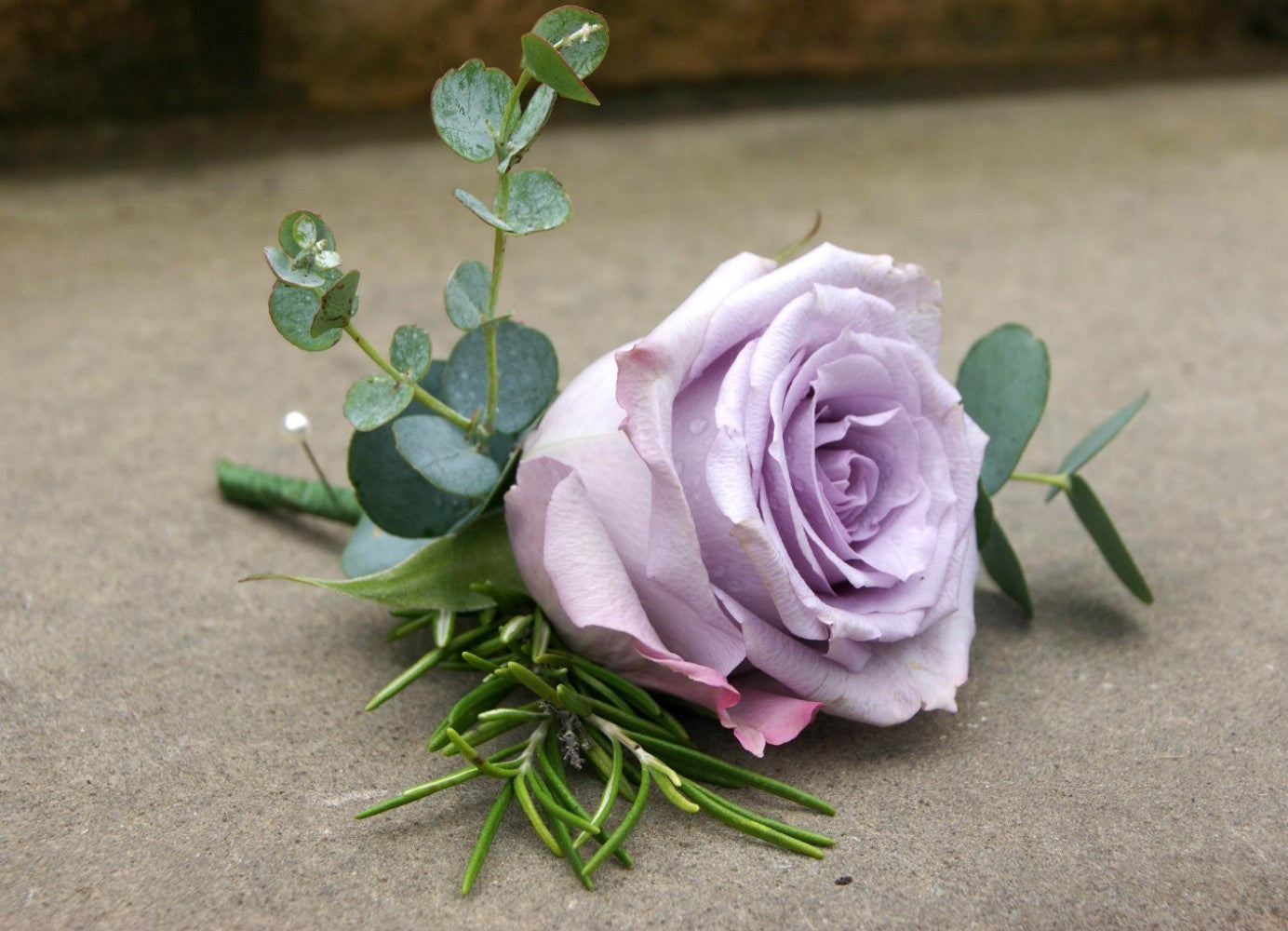 Cocarde naturale cu trandafiri si rozmarin