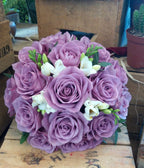 Buchet de mireasa din trandafiri mov si frezii