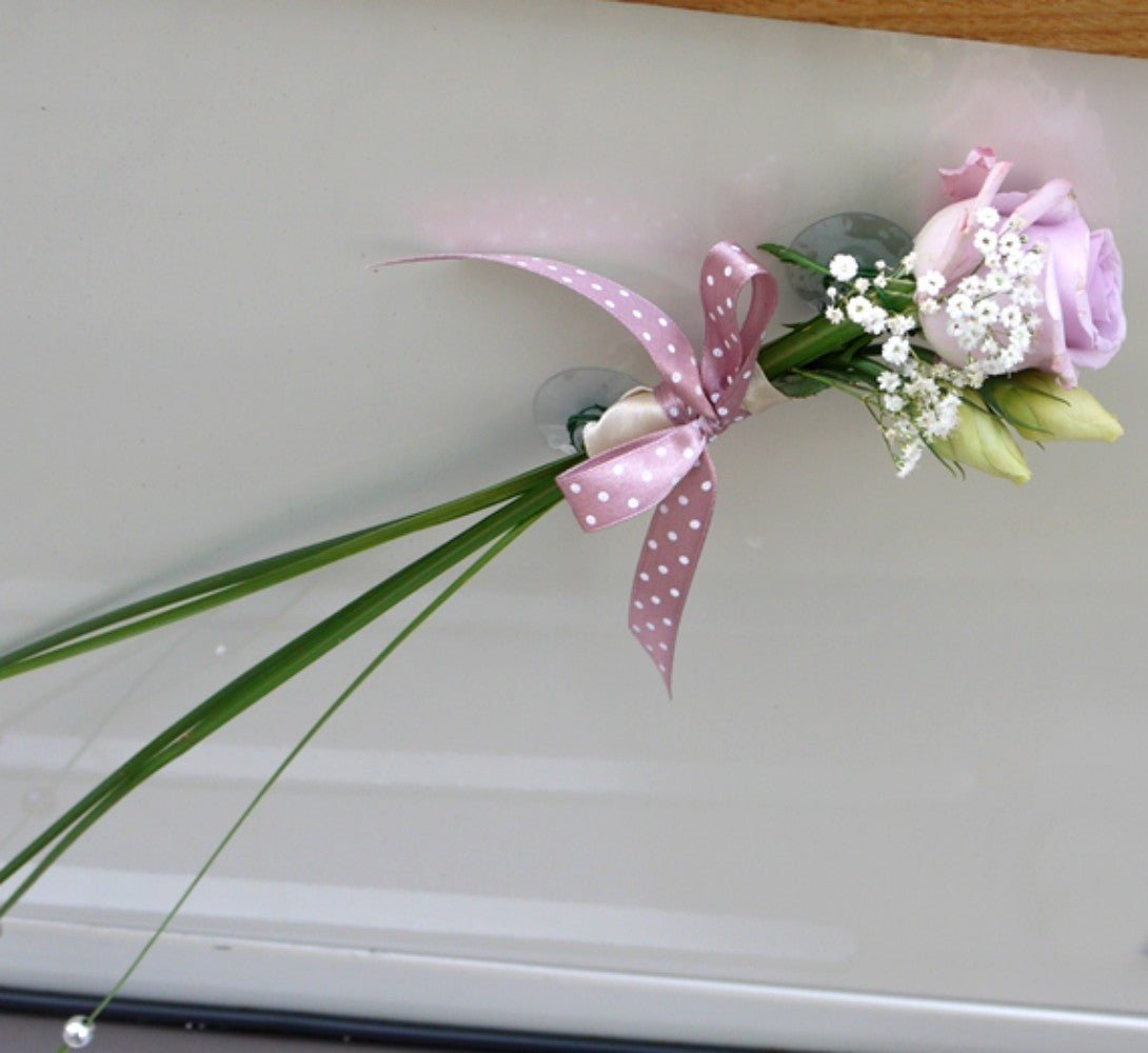 Aranjament de masina pentru usi din trandafiri, lisianthus si floarea miresei