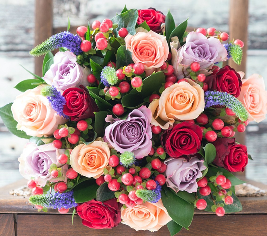 Buchet de oferit cu trandafiri, hypericum si veronica