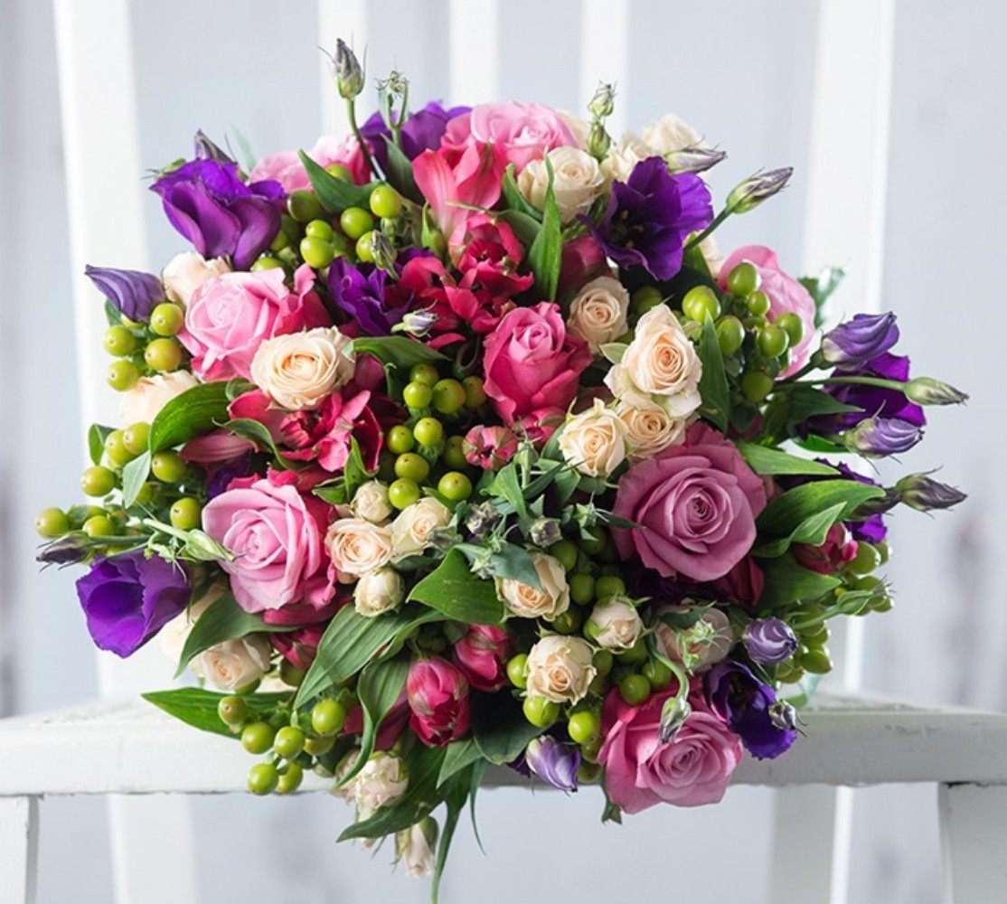 Buchet de oferit cu minirose, trandafiri, hypericum, lisianthus si alstroemeria