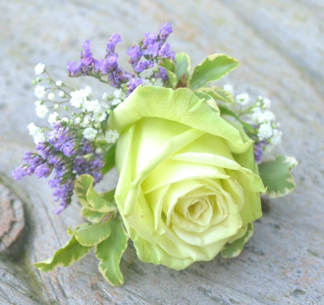 Cocarde naturale cu trandafiri, floarea miresei si limonium
