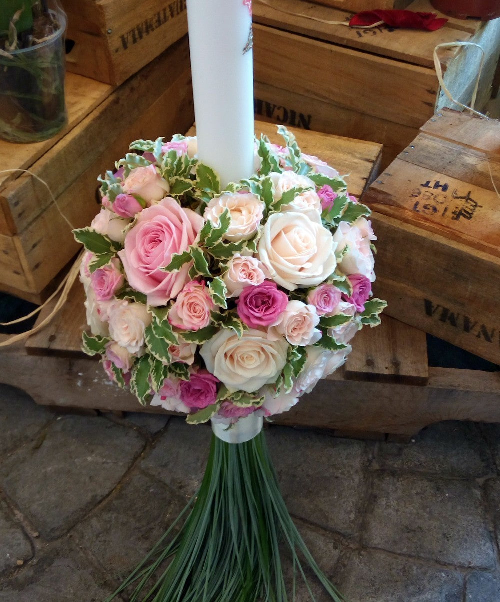 Lumanare de botez din minirose, trandafiri si pittosporum