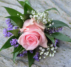 Cocarde naturale cu trandafiri, floarea miresei si limonium