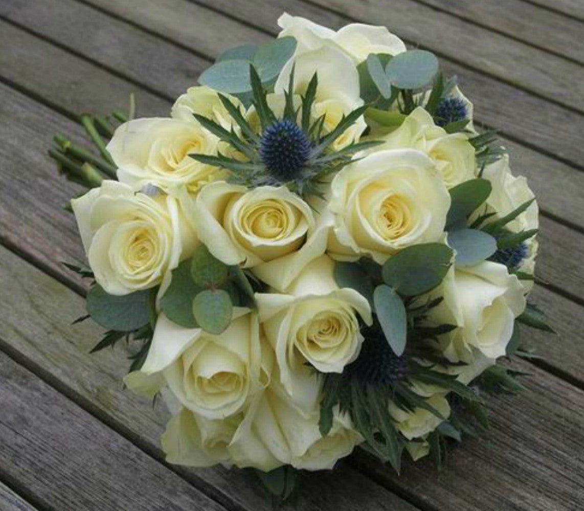 Buchet de mireasa din trandafiri albi si eryngium albastru