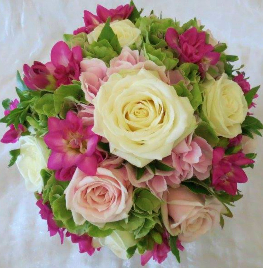 Buchet de mireasa cu hortensie, frezii si trandafiri