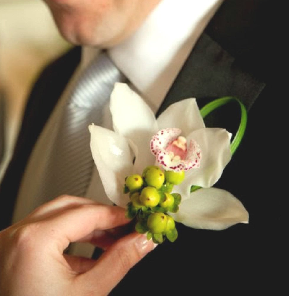 Cocarde naturale cu orhidee cymbidium si hypericum