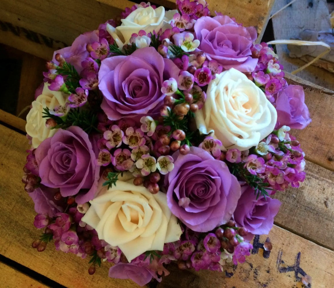 Buchet mireasa deosebit cu trandafiri si wax flowers