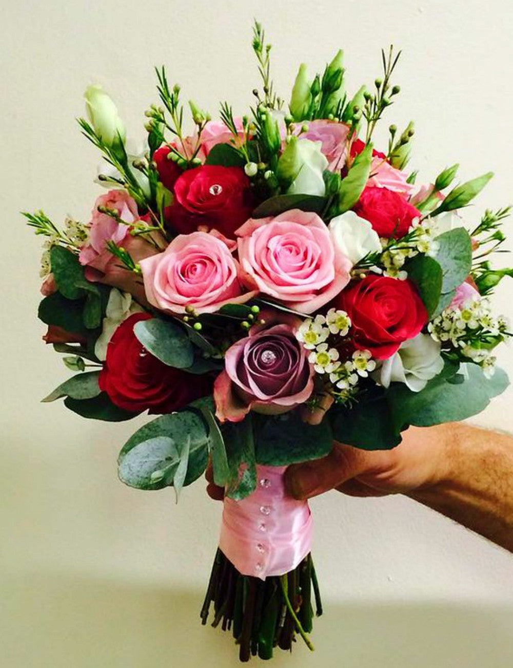 Buchet cununie deosebit cu trandafiri, lisianthus si wax flowers