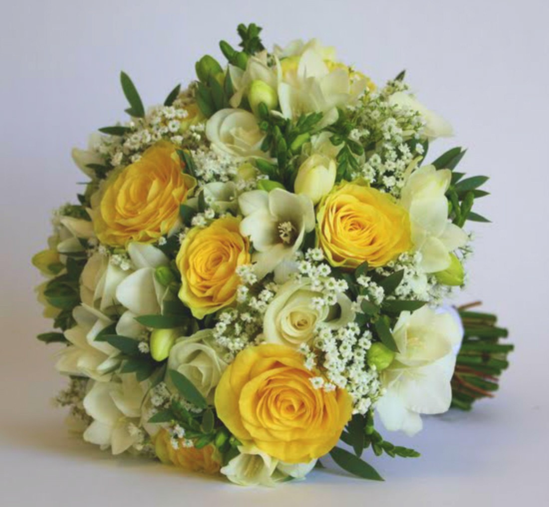 Buchet cununie cu trandafiri galbeni si frezii albe