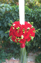 Lumanari de nunta pe rotund, din trandafiri rosii si frezii albe