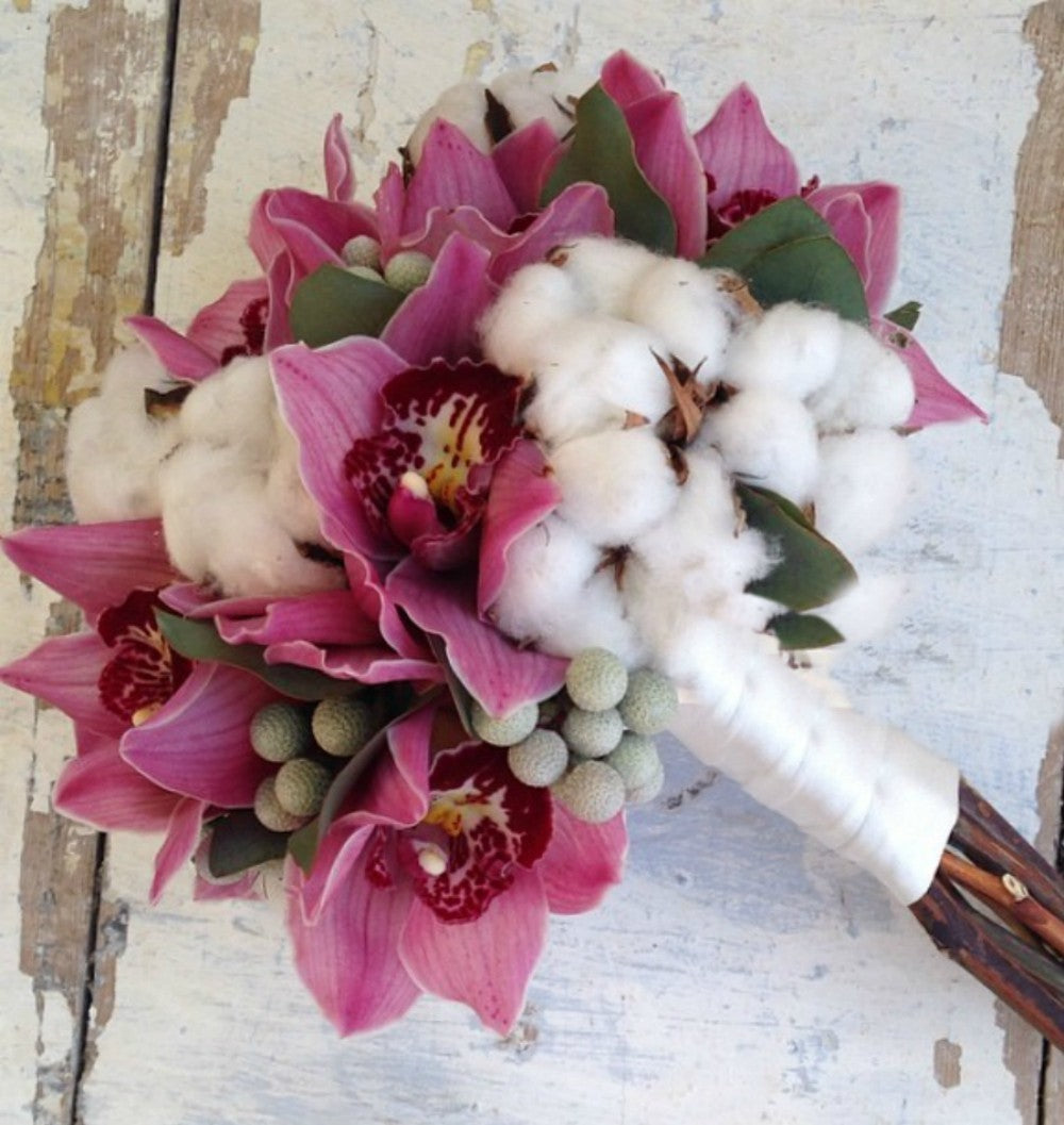Buchet de mireasa deosebit cu orhidee cymbidium, bumbac si brunia