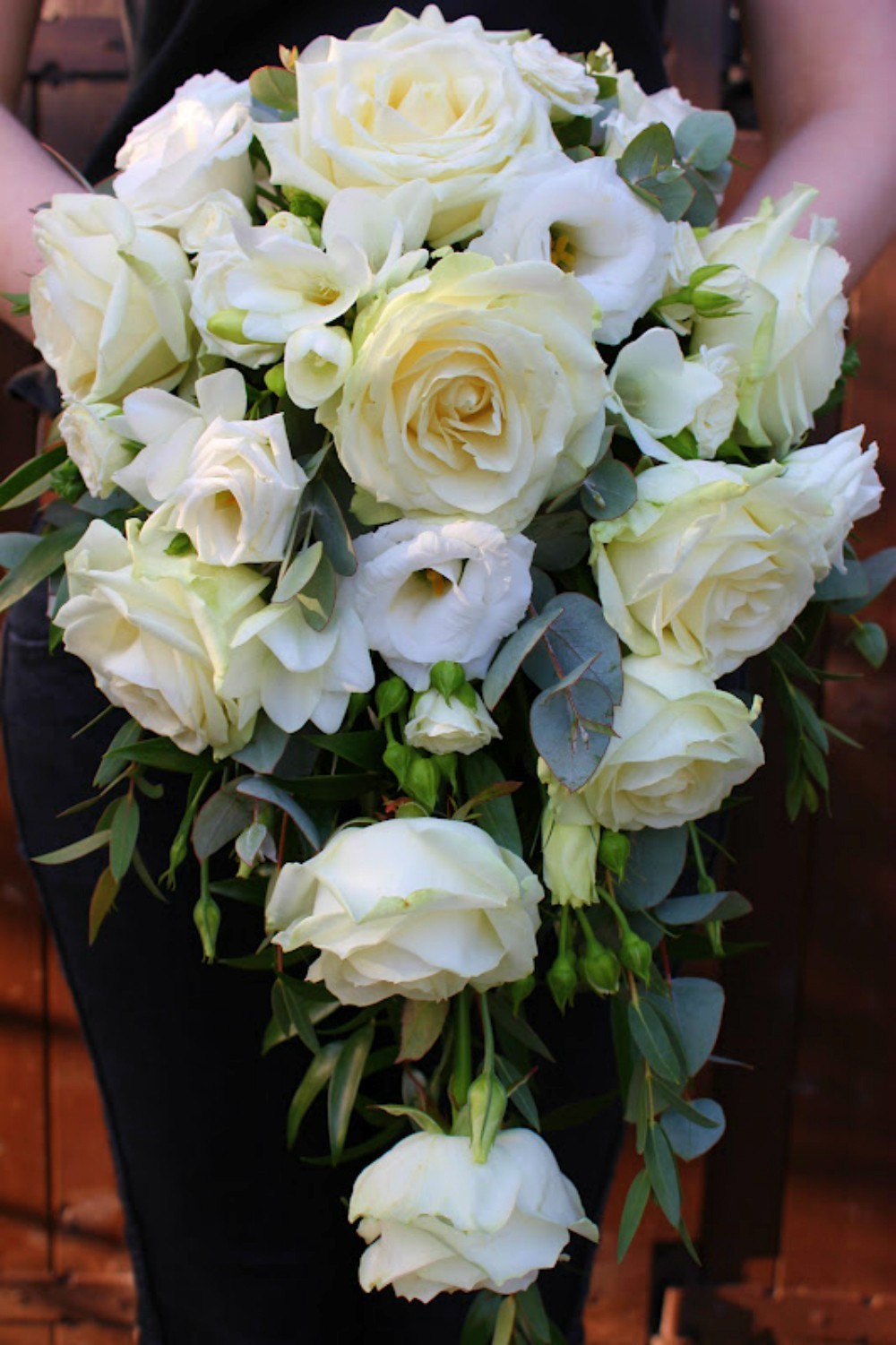 Buchet de mireasa curgator cu lisianthus, frezii si trandafiri