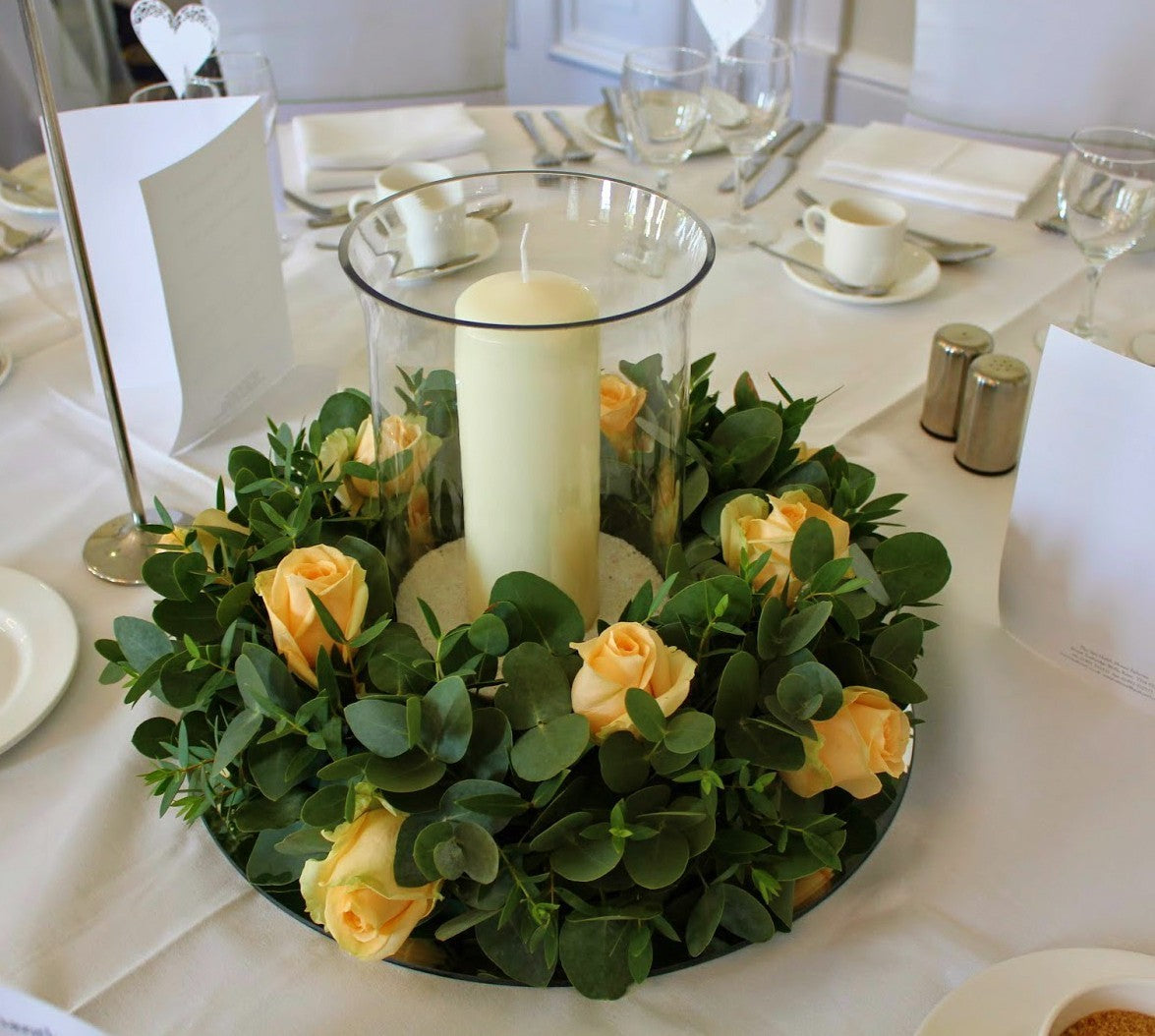Aranjament de masa cu trandafiri si eucalipt
