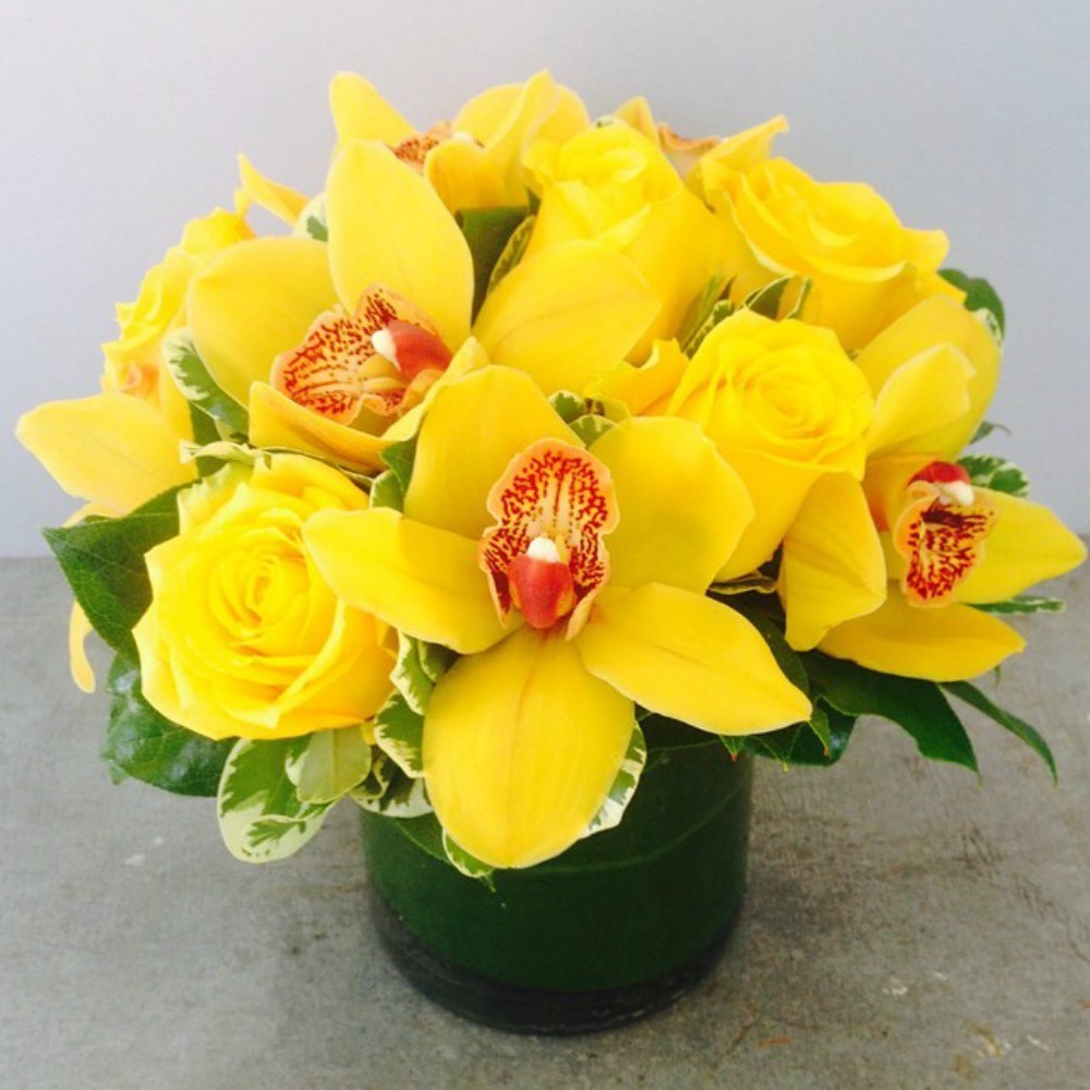 Aranjament floral cu trandafiri si orhidee cymbidium