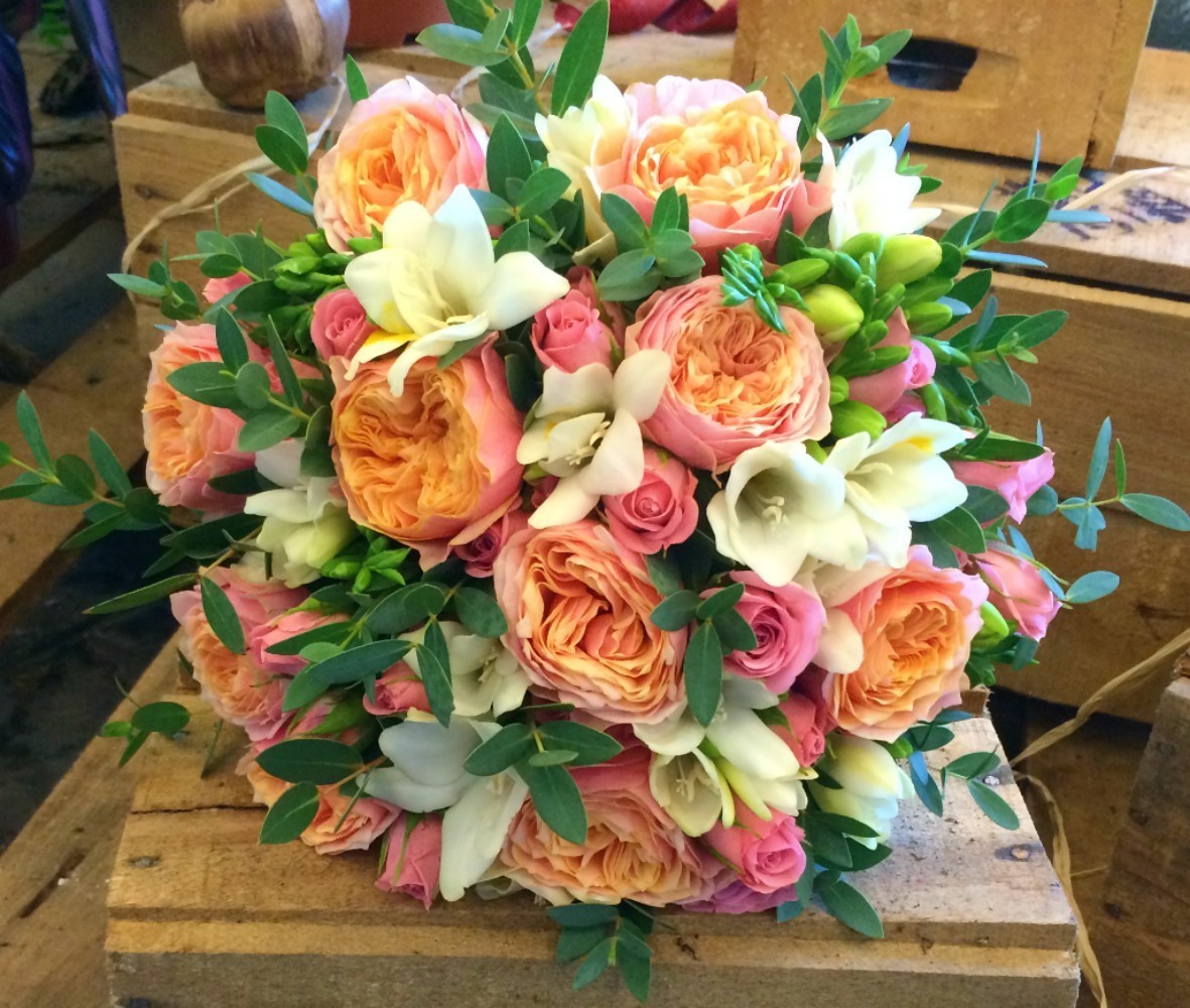 Buchet de mireasa din trandafiri vuvuzela, frezii si minirose