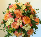 Buchet de mireasa din trandafiri vuvuzela, frezii si minirose