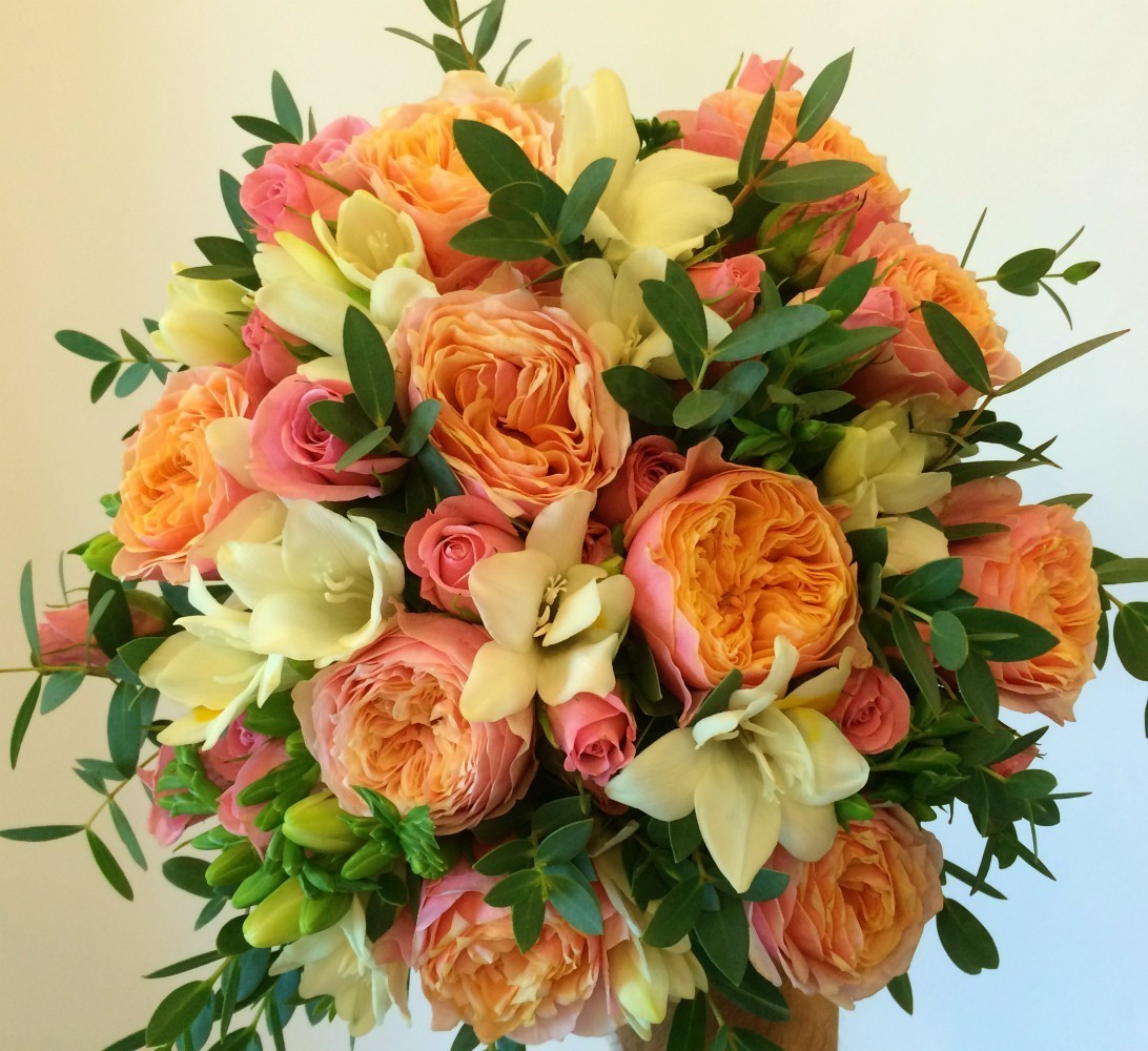 Buchet de mireasa din trandafiri vuvuzela, frezii si minirose