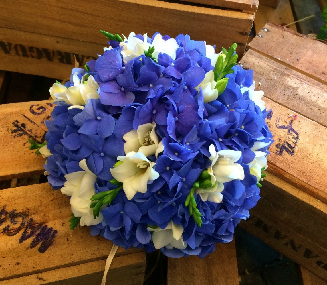 Buchet mireasa cu hortensie si frezii albe