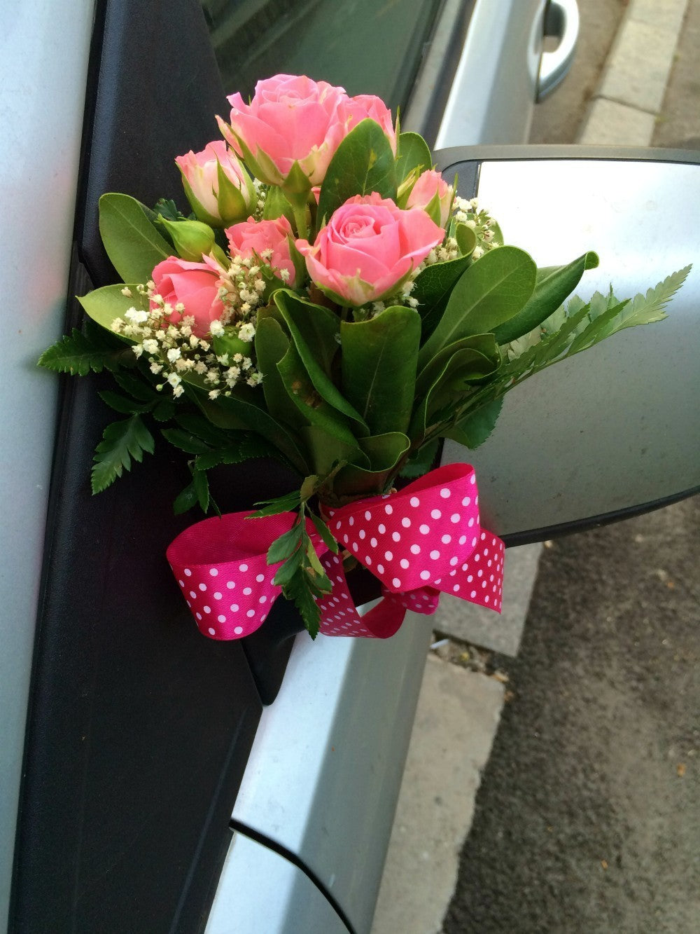 Aranjament de masina pentru usi cu minirose, floarea miresei si pittosporum