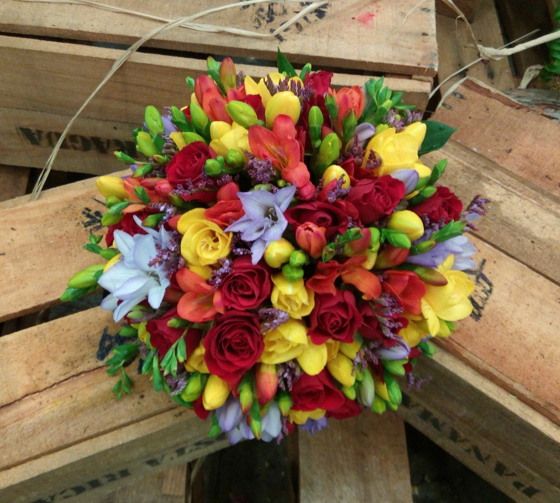 Buchet cununie colorat cu frezii, minirose si limonium