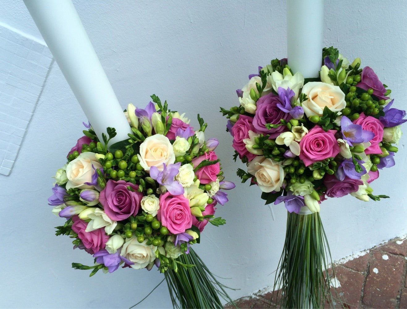 Lumanari cununie cu trandafiri, hypericum si frezii