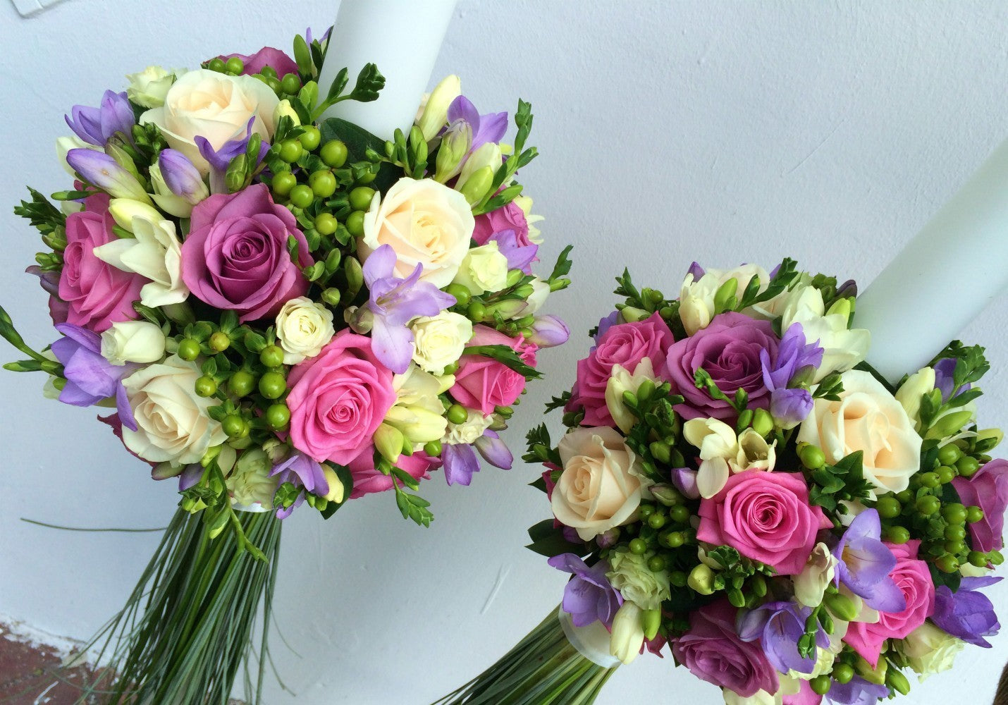 Lumanari cununie cu trandafiri, hypericum si frezii