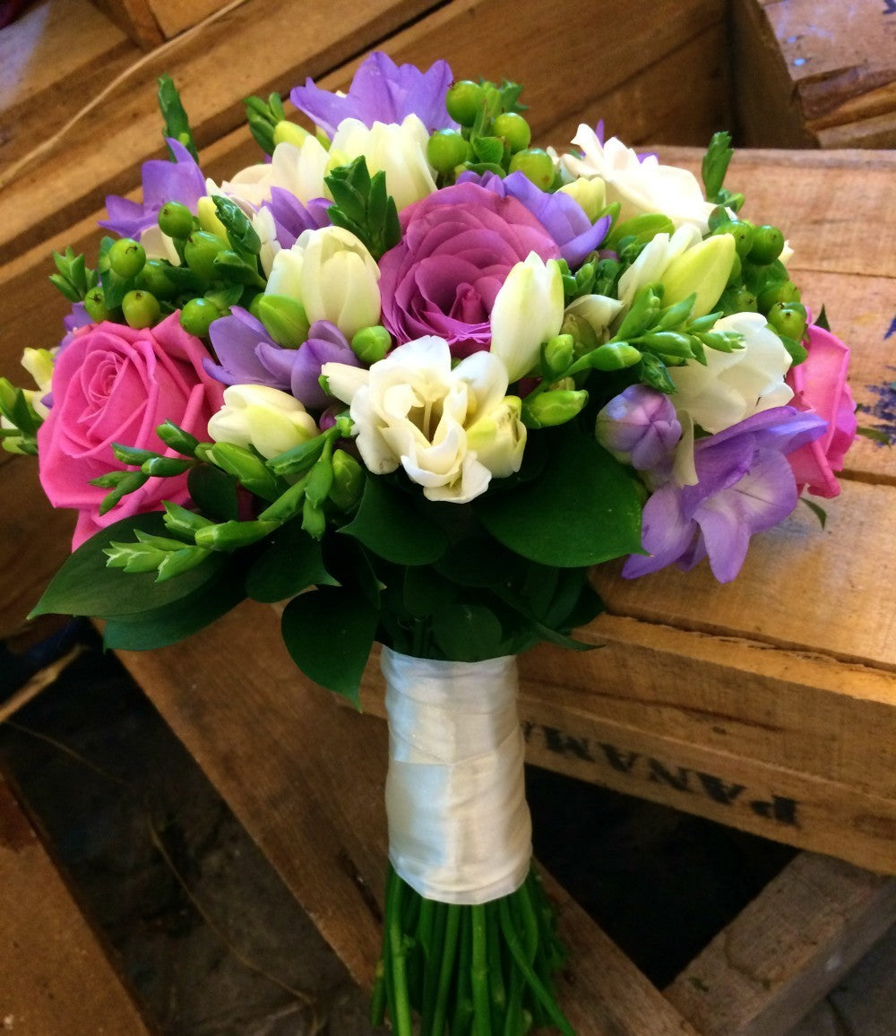 Buchet de mireasa cu frezii mov, trandafiri si hypericum