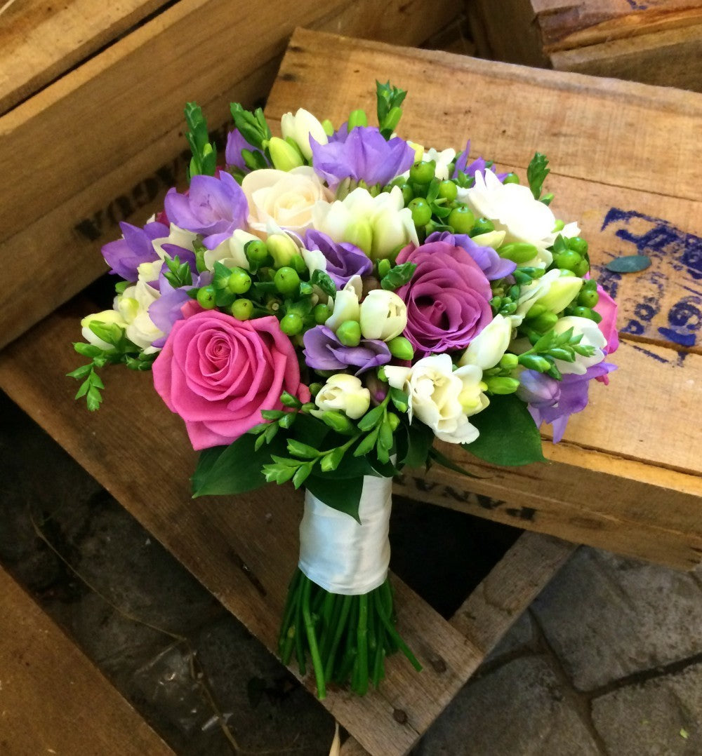 Buchet de mireasa cu frezii mov, trandafiri si hypericum