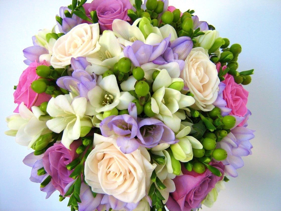 Buchet de mireasa cu frezii mov, trandafiri si hypericum