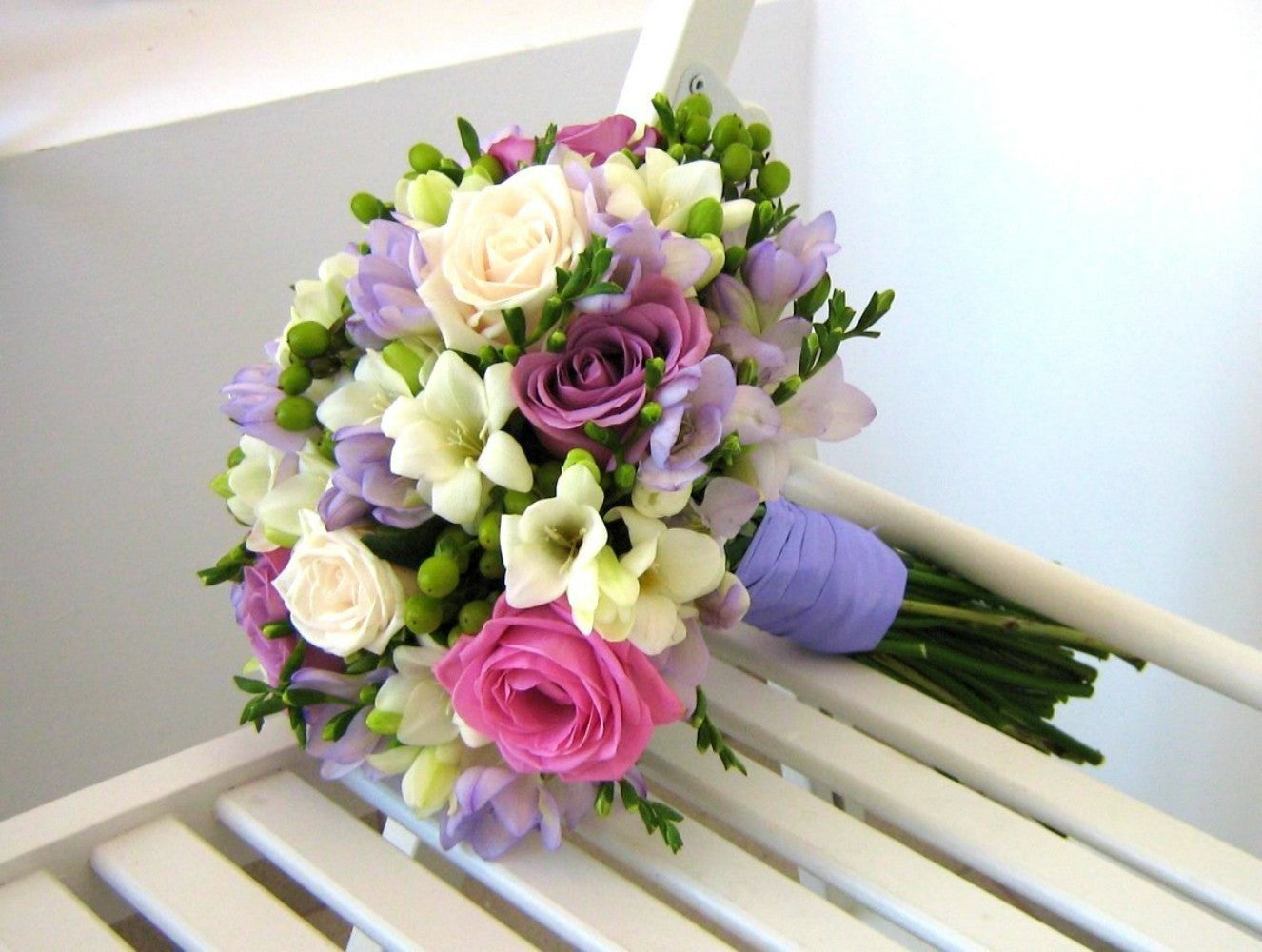 Buchet de mireasa cu frezii mov, trandafiri si hypericum