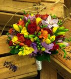 Buchet cununie colorat cu frezii, minirose si limonium