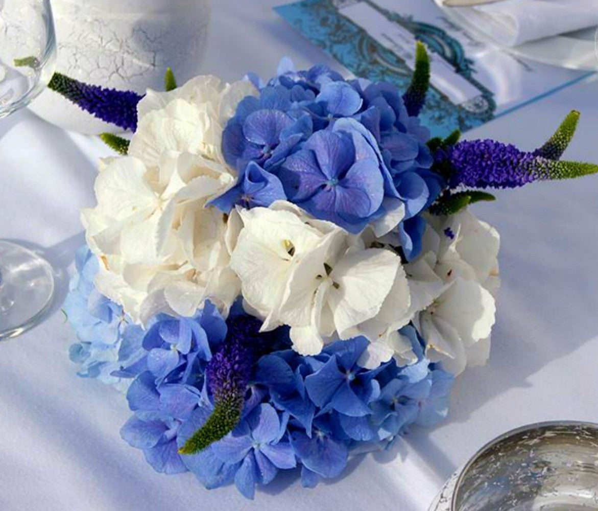 Aranjament masa nunta cu hortensie si veronica
