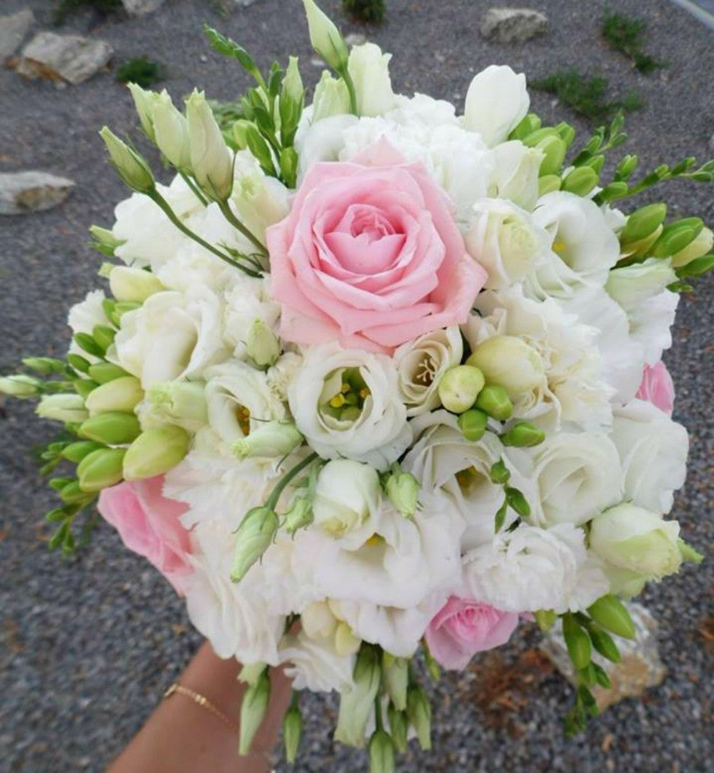 Buchet mireasa frezii albe si trandafiri roz