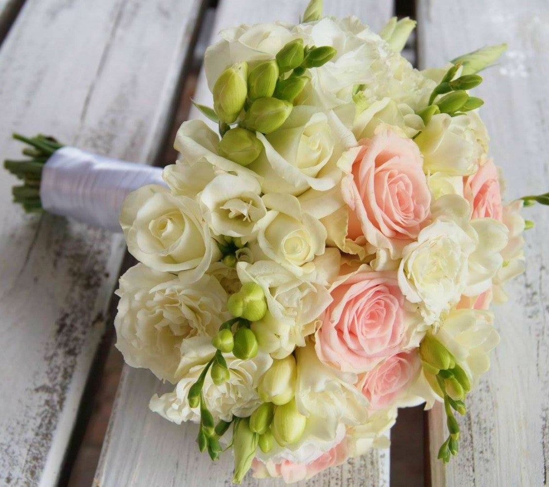 Buchet mireasa frezii si miniroze