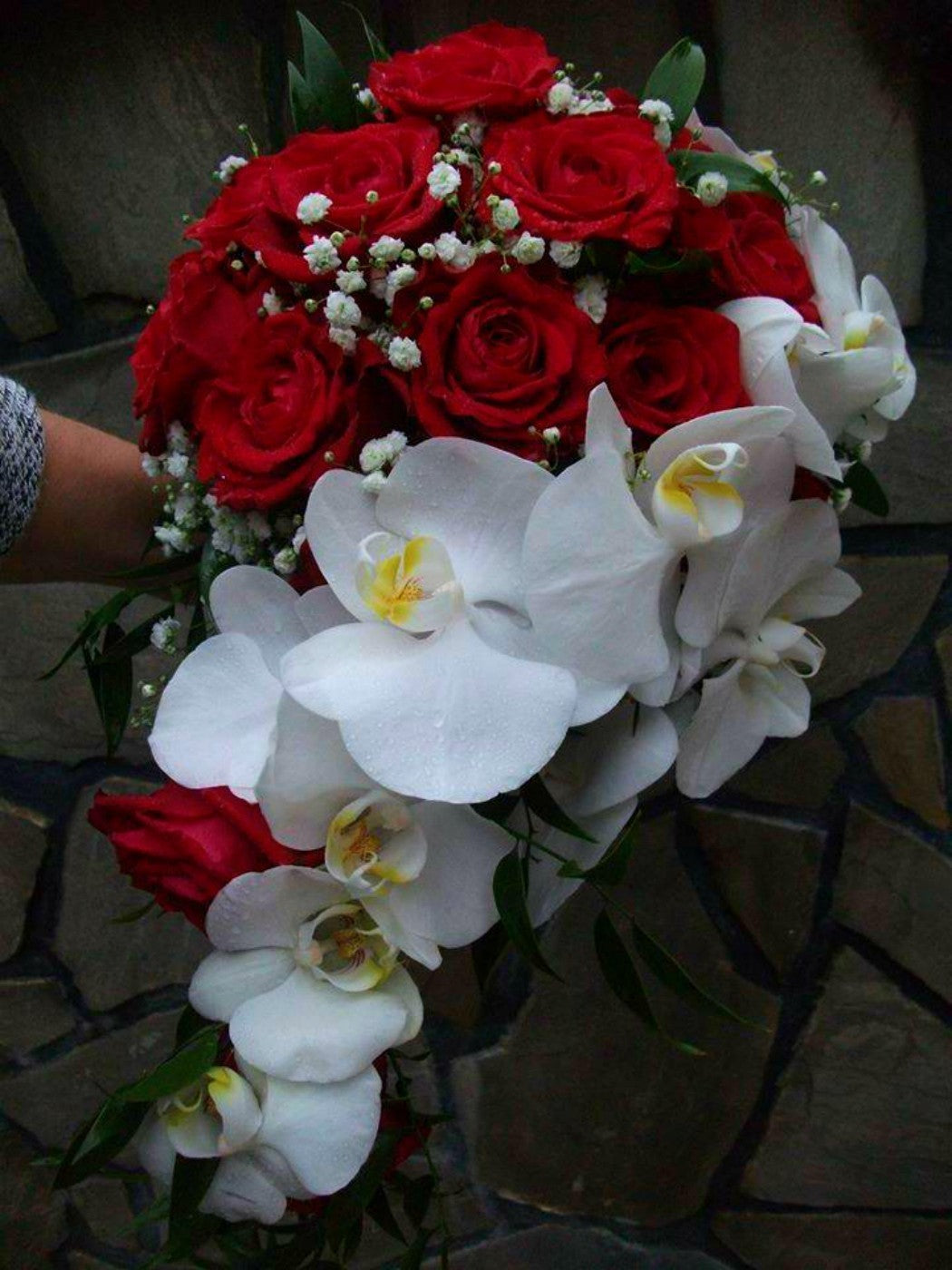 Buchet de mireasa curgator cu trandafiri si orhidee phalaenopsis