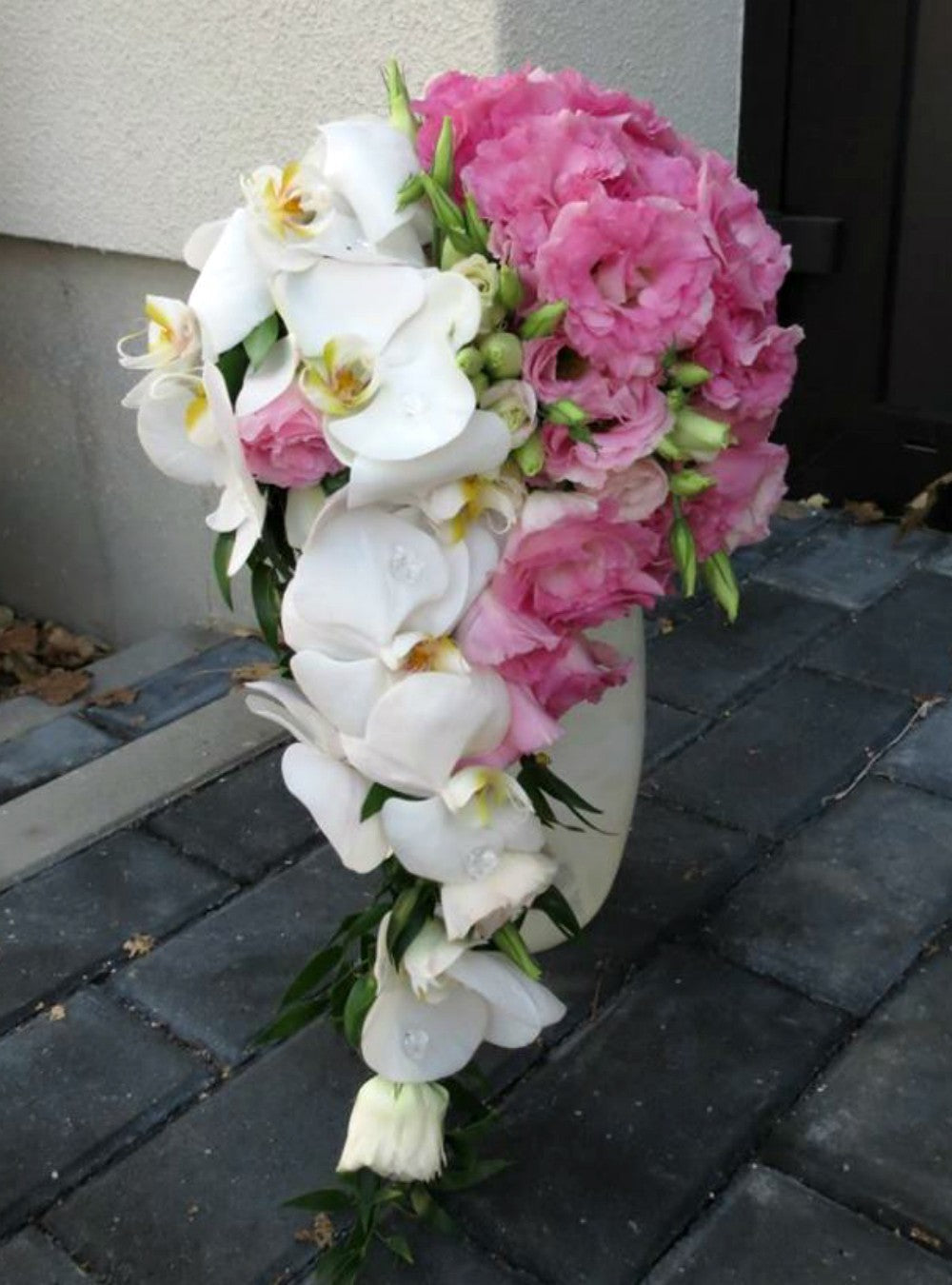 Buchet de mireasa curgator orhidee si lisianthus