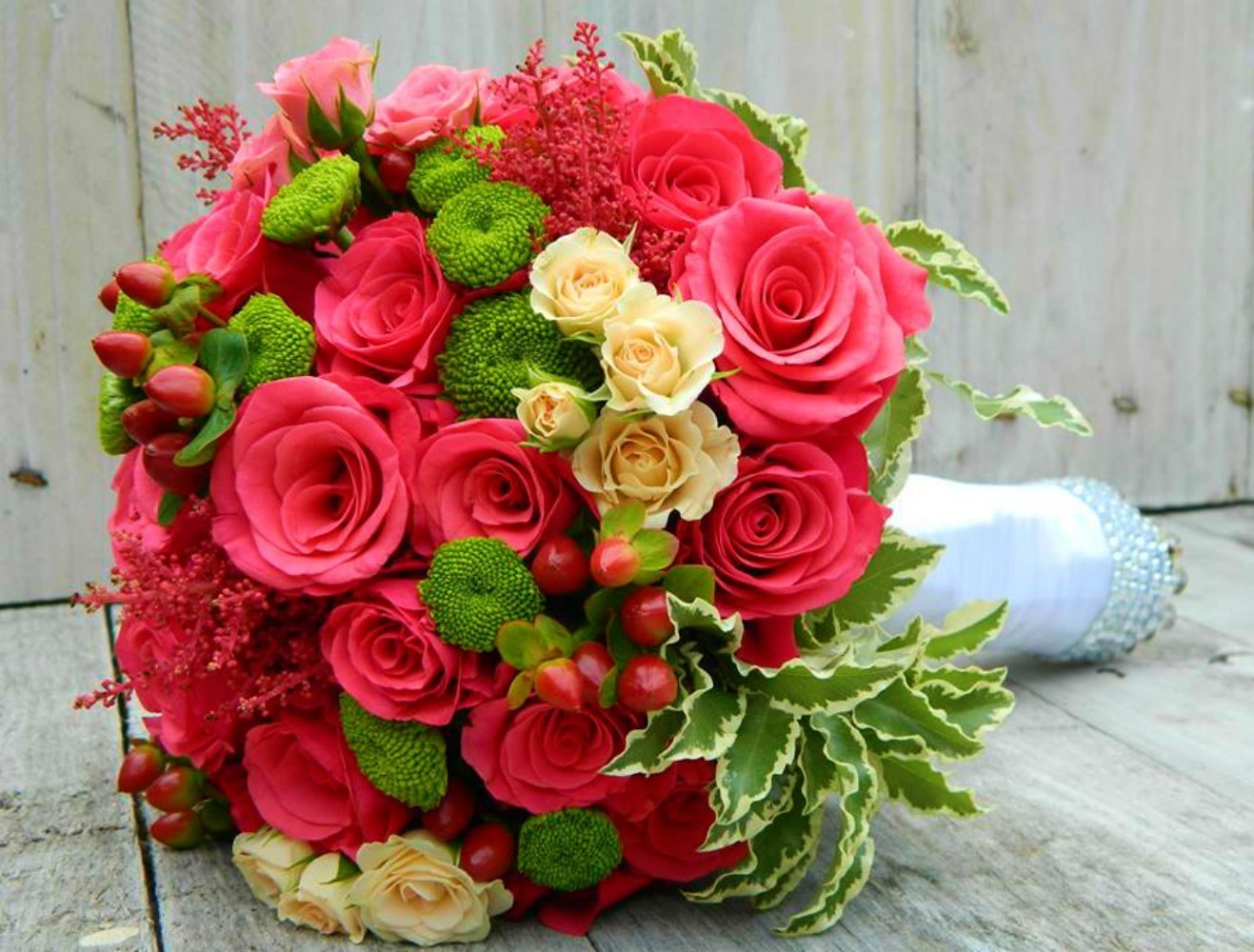 Buchet mireasa deosebit cu trandafiri, santini si miniroze