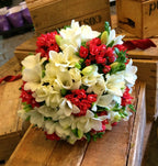 Buchet de mireasa din frezii albe si bouvardia rosie