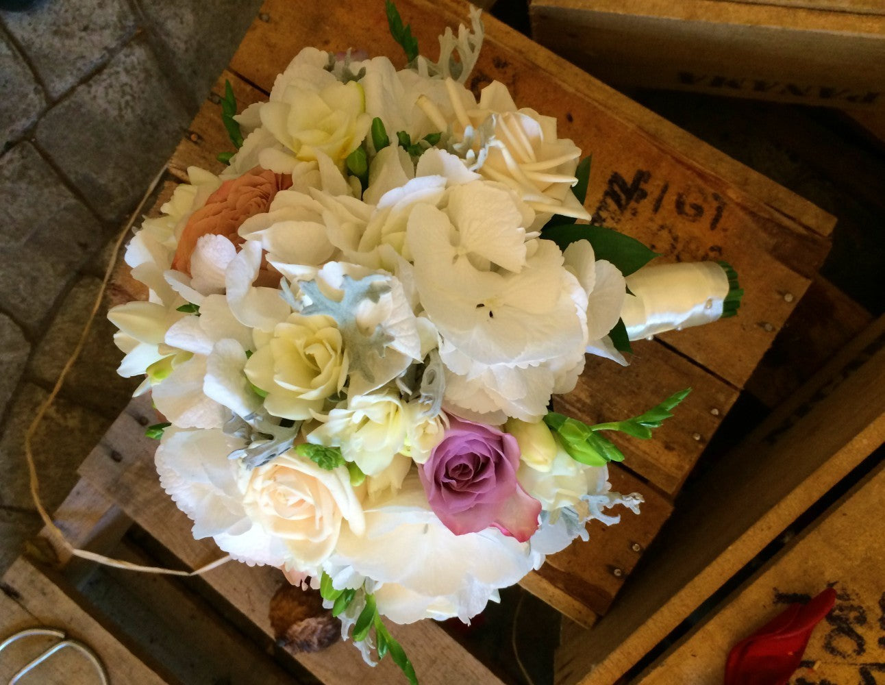 Buchet mireasa cu hortensie si trandafiri cappucino