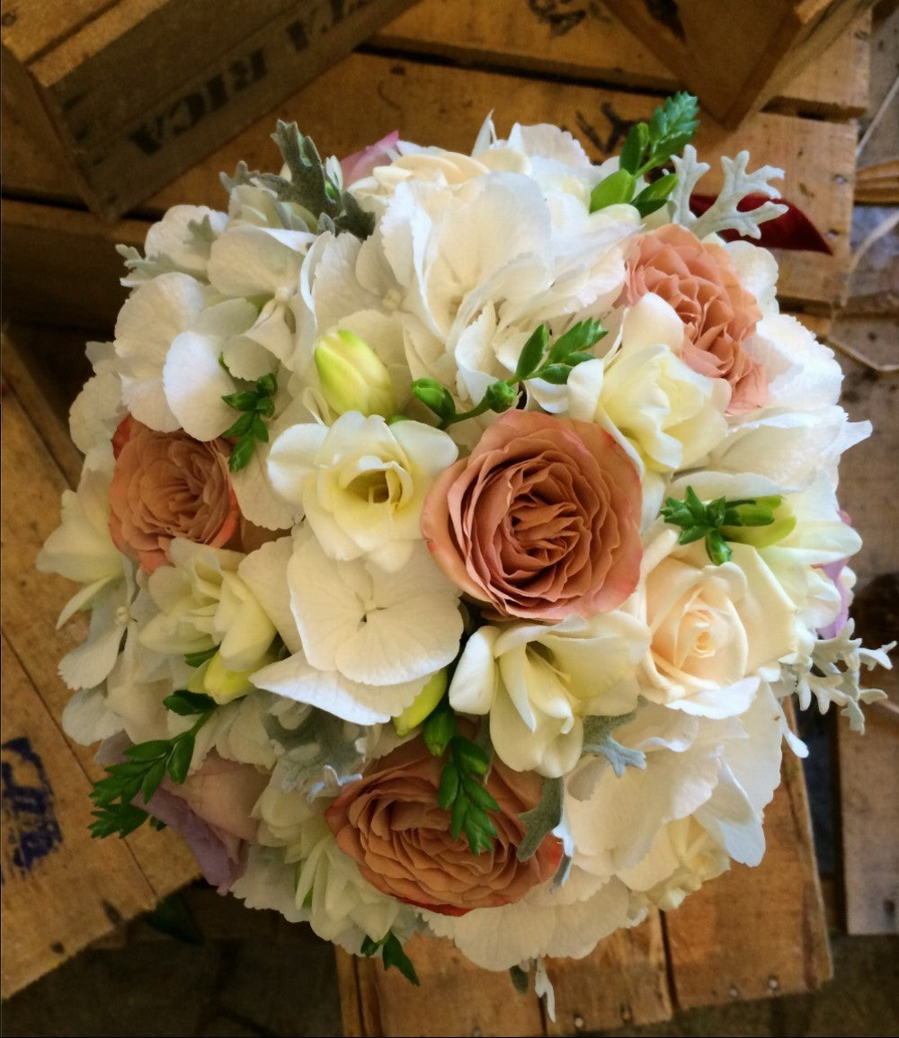 Buchet mireasa cu hortensie si trandafiri cappucino